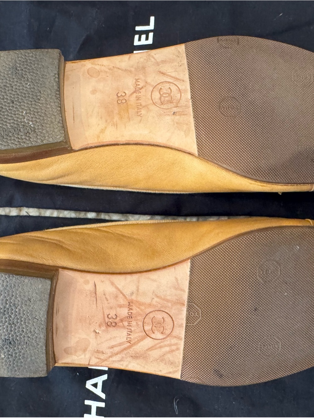 CHANEL Tan Leather Ballet Flats with CC Logo and Bow - Picture 5 of 14